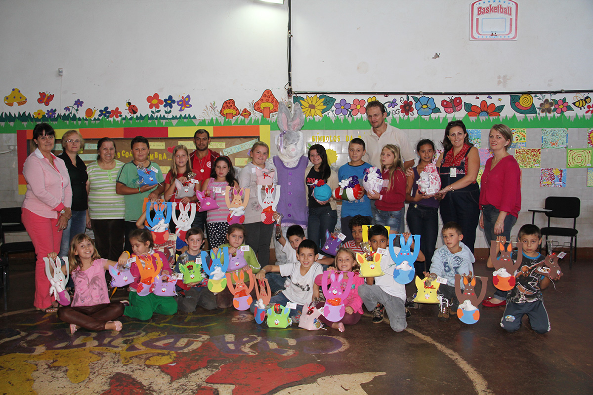 SECRETARIA DE DESENVOLVIMENTO SOCIAL ENTREGA MIMOS DE PÁSCOA